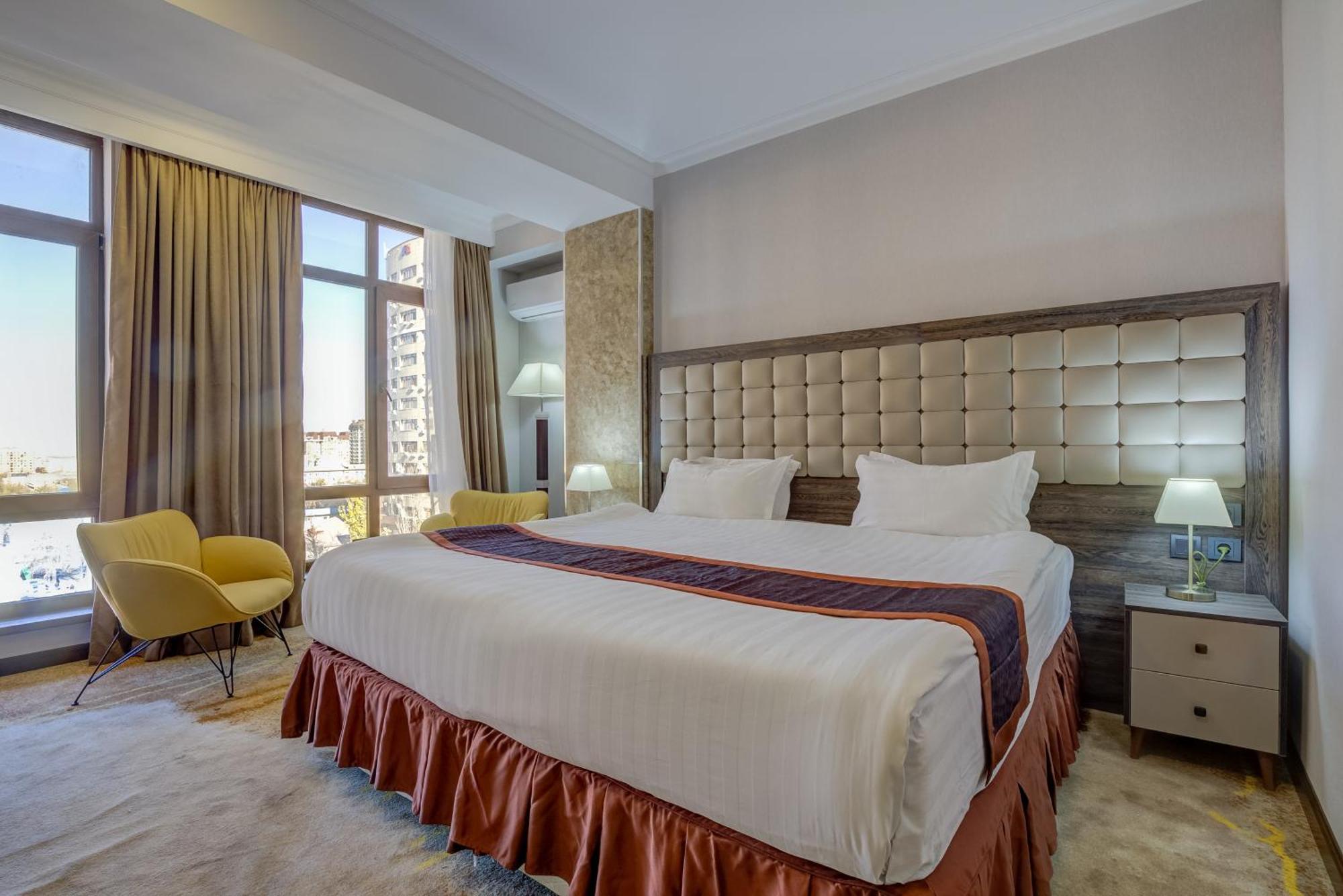 Hotel Lulu Bishkek Bagian luar foto