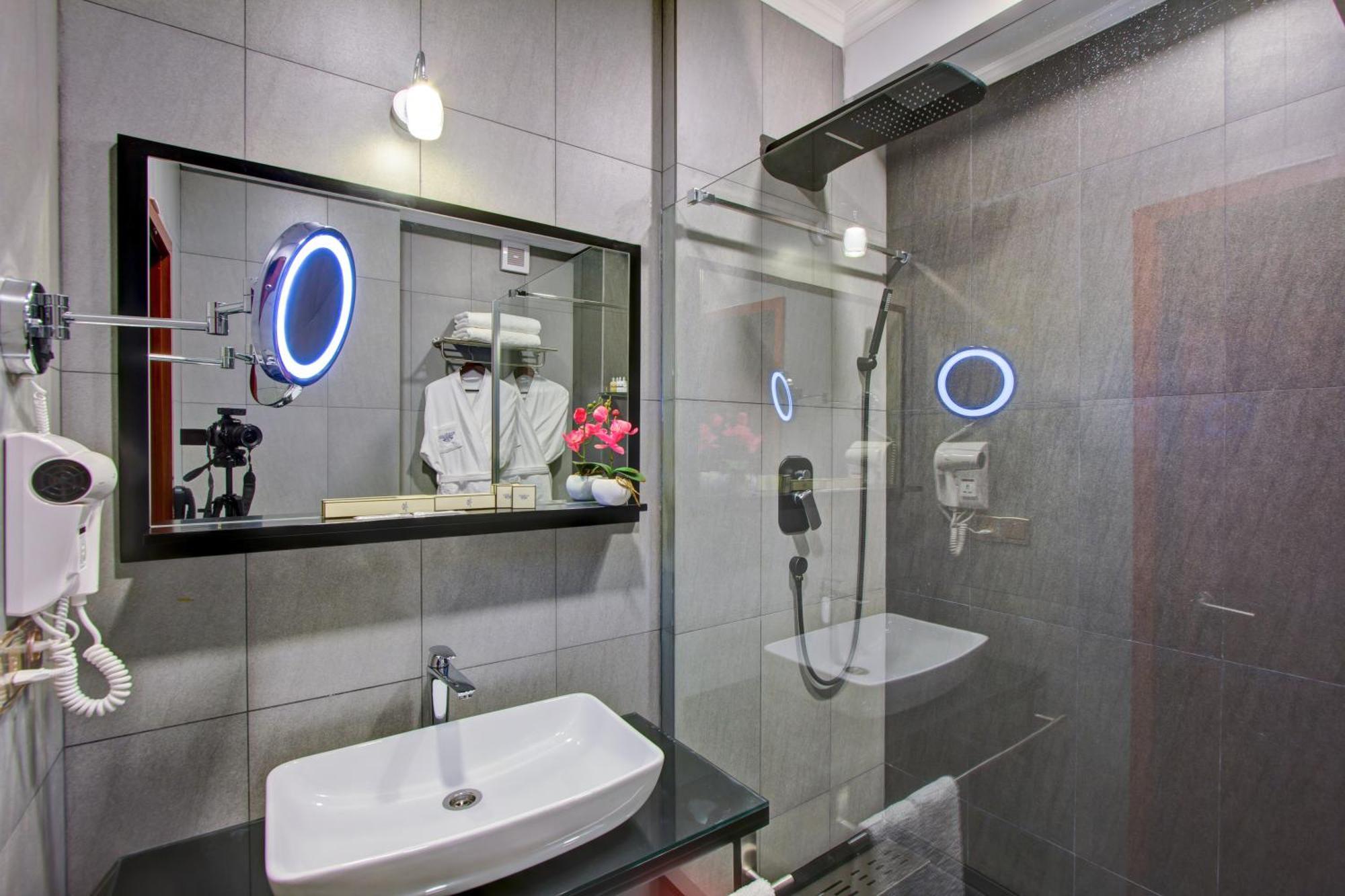 Hotel Lulu Bishkek Bagian luar foto