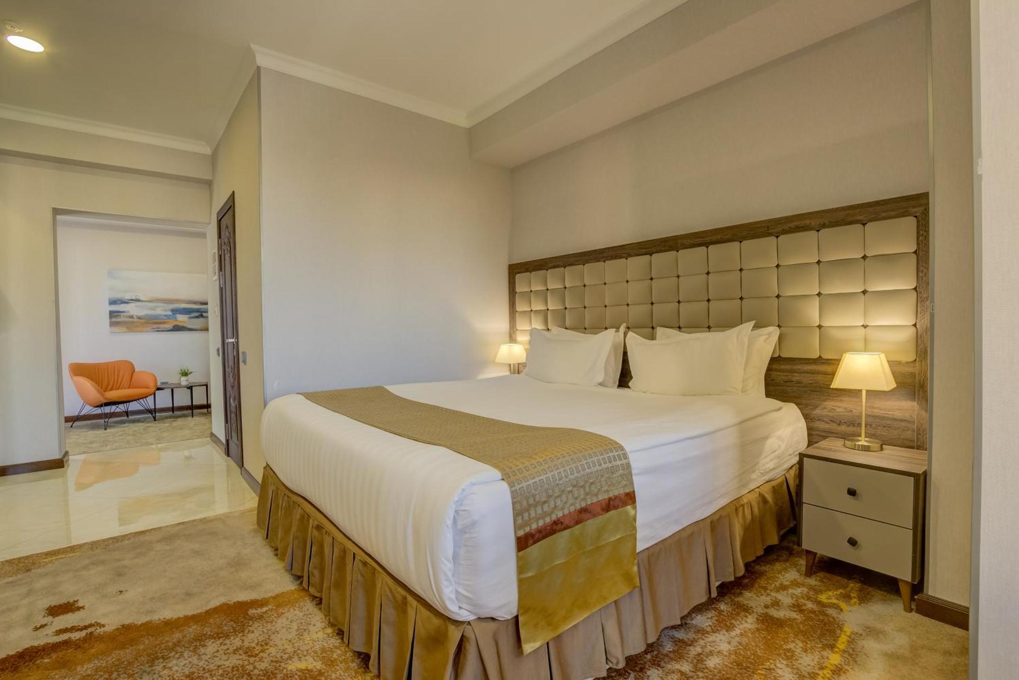 Hotel Lulu Bishkek Bagian luar foto