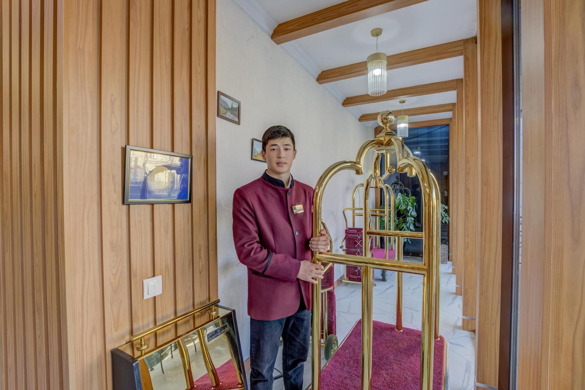 Hotel Lulu Bishkek Bagian luar foto